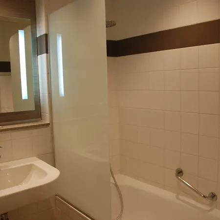 Hotel Mercure Batignolles - & 4*