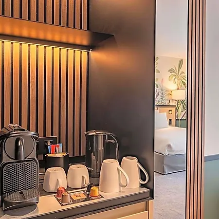 Отель Mercure Batignolles - & 4*