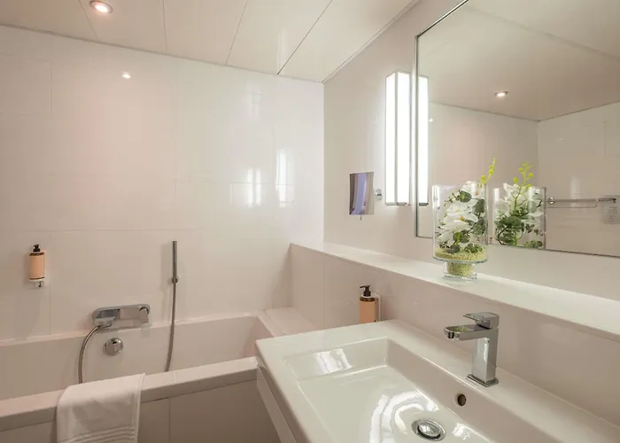 Hotel Mercure Batignolles - & 4*