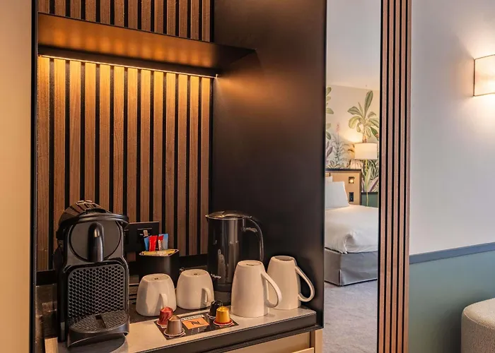 Hotel Mercure Batignolles - & 4*